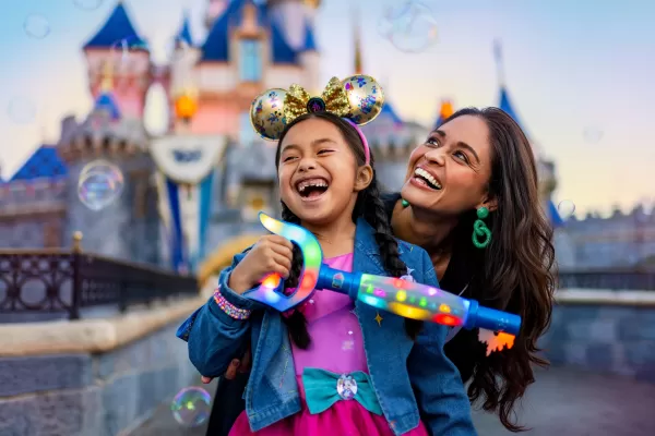 Célébrez le 70e anniversaire de Disneyland: 12 raisons de visiter cet été avec des réductions, des défilés et plus encore